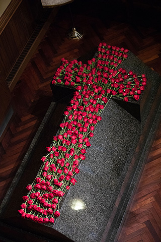 Mikaels sarkofag dekket med roser